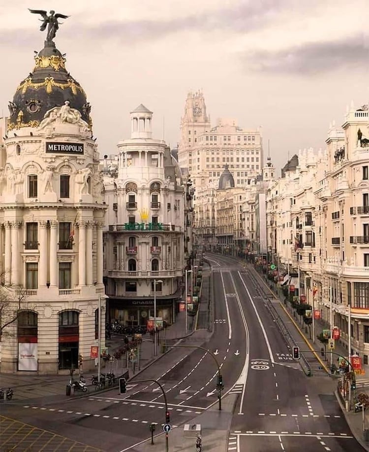 Un Madrid vacío y desolado aparece en la serie de imágenes que Bosé compartió (Foto: Instagram @miguelbose)