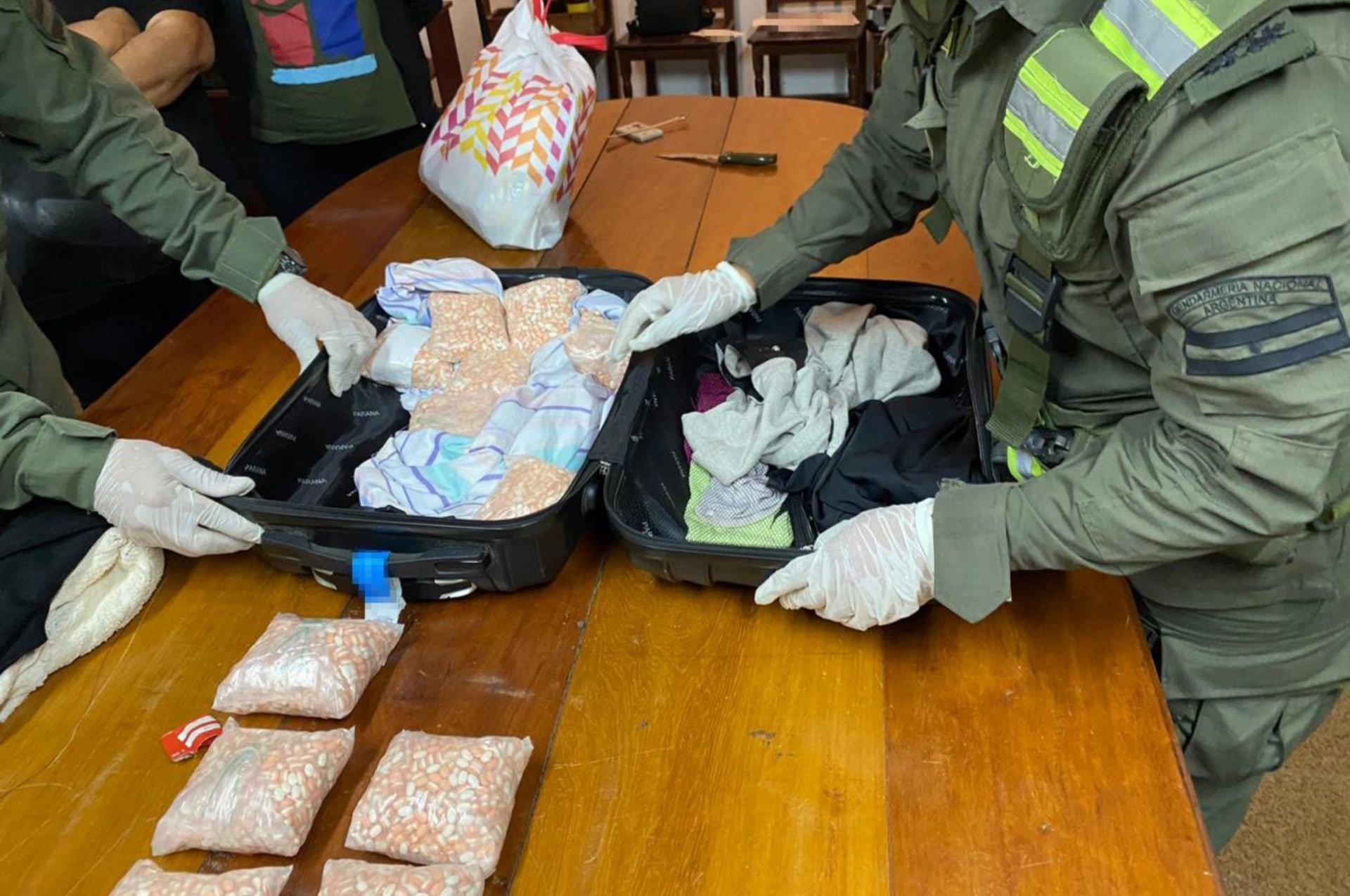 Gendarmería Nacional detuvo a una mujer con más de 4 kilos de cocaína y más de 26 mil pastillas de éxtasis ocultos en su equipaje (GNA)