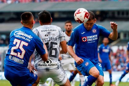 El jugador de Cruz Azul Pablo Aguilar disputa el balón (Foto: José Méndez / EFE)