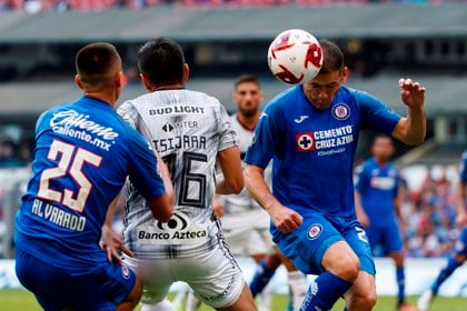 Pablo Aguilar, jugador de Cruz Azul, disputa el balón (Foto: José Méndez / EFE)