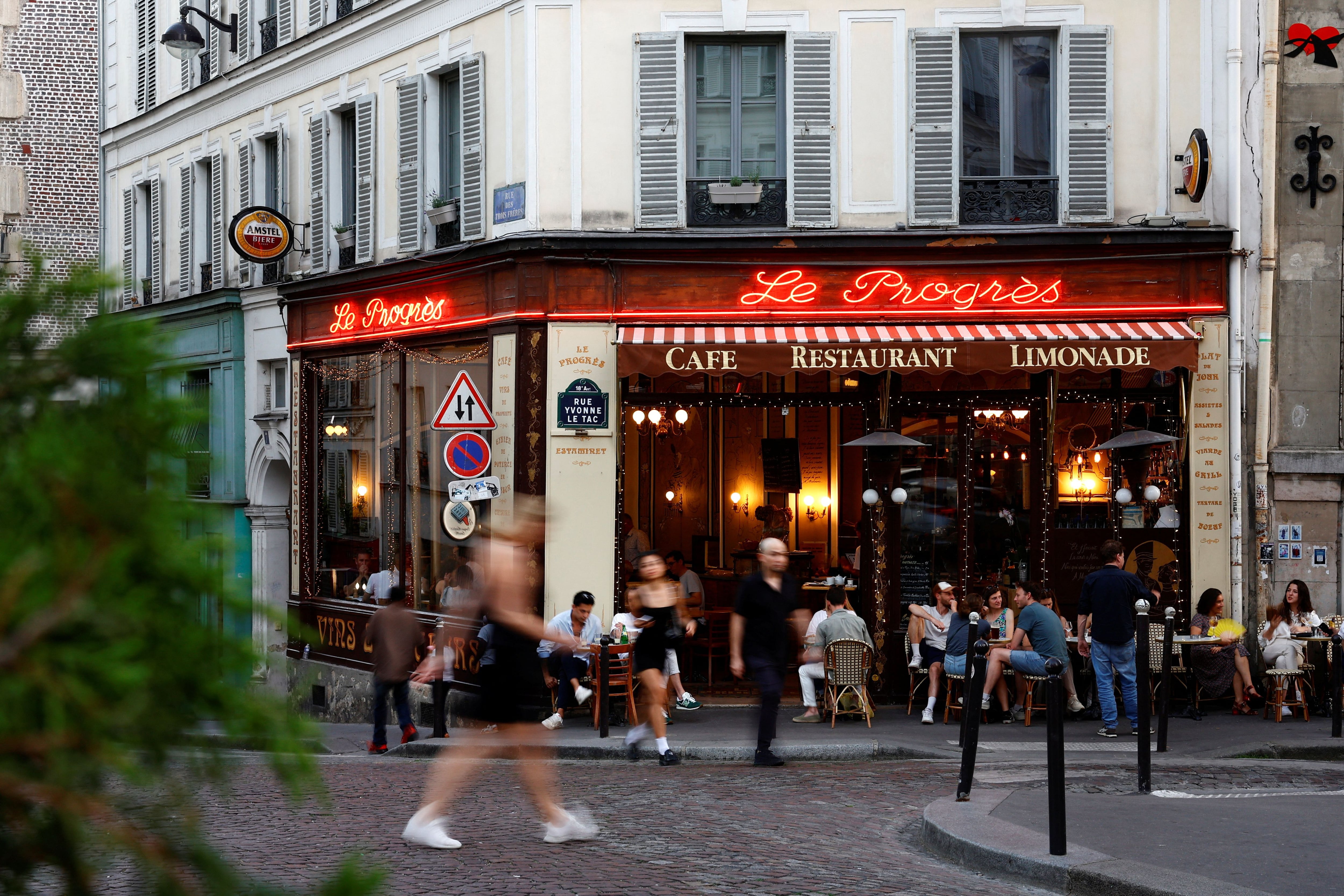 Los turistas optan por contemplar Paris desde las alturas, y Montmartre es un lugar ideal para hacerlo /REUTERS/Sarah Meyssonnier