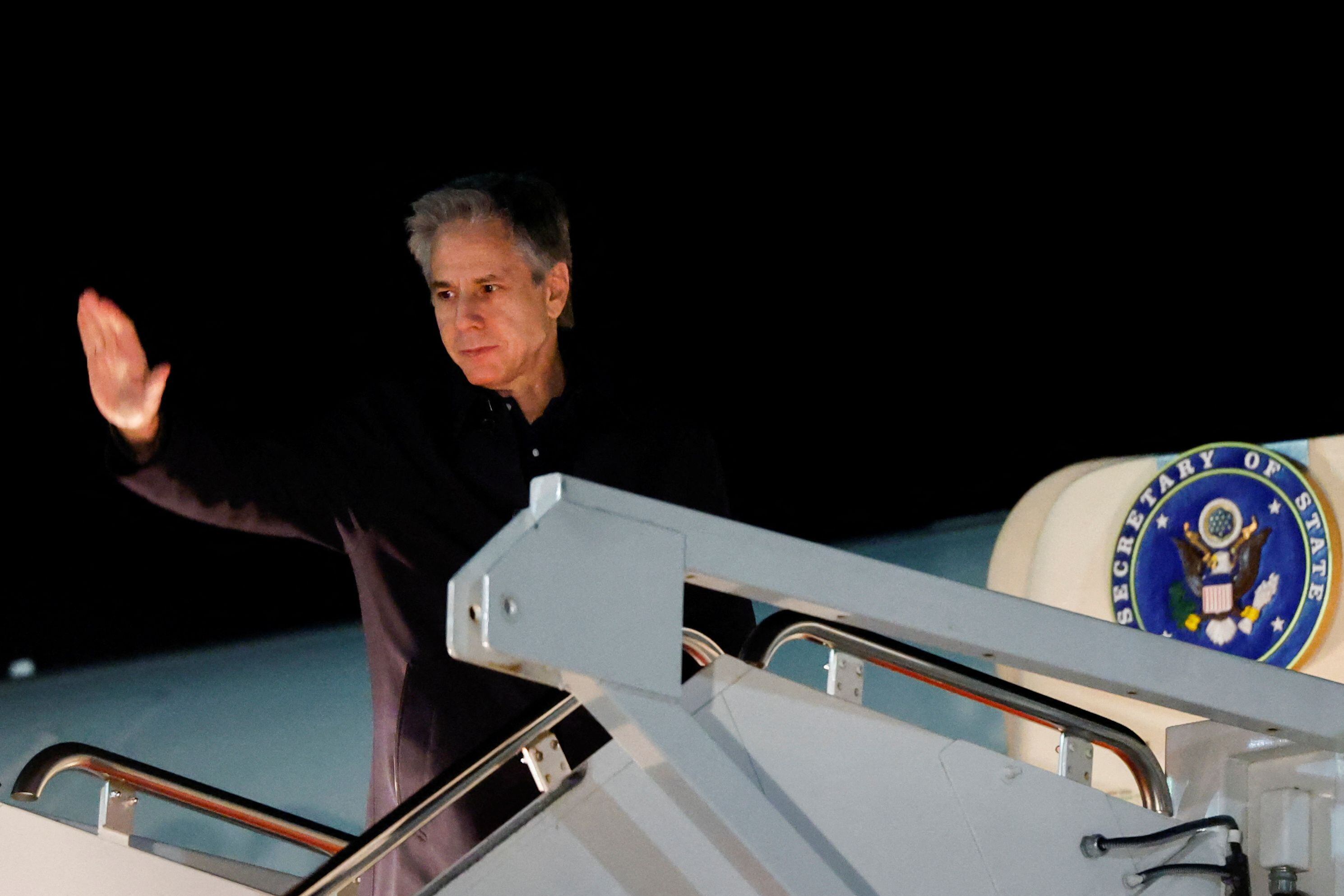 El secretario de Estado de EE.UU., Antony Blinken, saluda mientras sube a un avión durante su salida de Washington para viajar a Medio Oriente, en medio del conflicto entre Israel y Hamas, en la Base Conjunta Andrews, Maryland, EE.UU., el 4 de enero de 2024. REUTERS/Evelyn Hockstein/Pool
