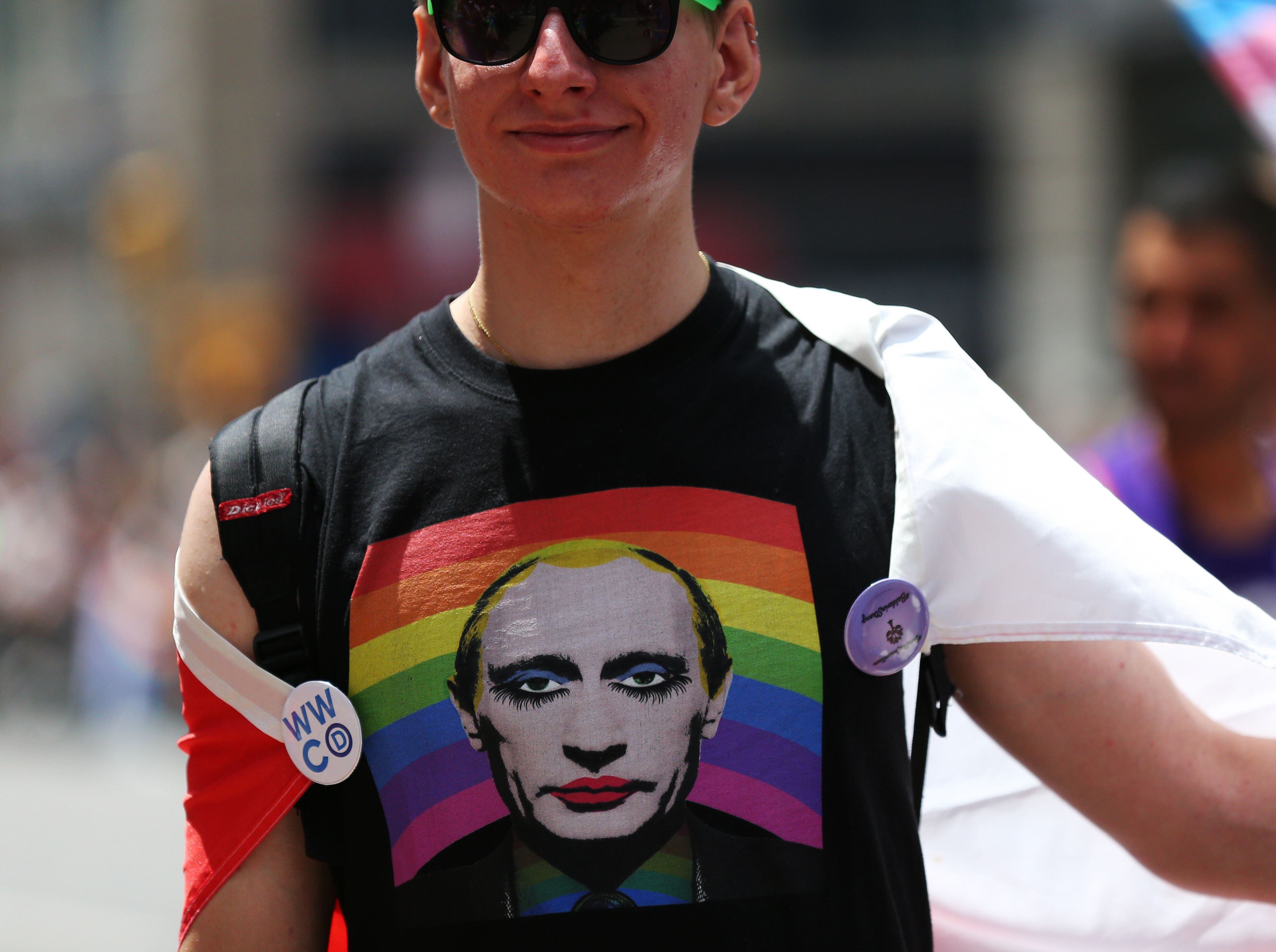 23/06/2018 June 23, 2018 - New York City, New York, USA - Parade participant is seen in t-shirt with Russian president Vladimir Putin during the Pride March on June 24, 2018 in New York. The first March was held in 1970.POLITICA Europa Press/Contacto/Anna Sergeeva