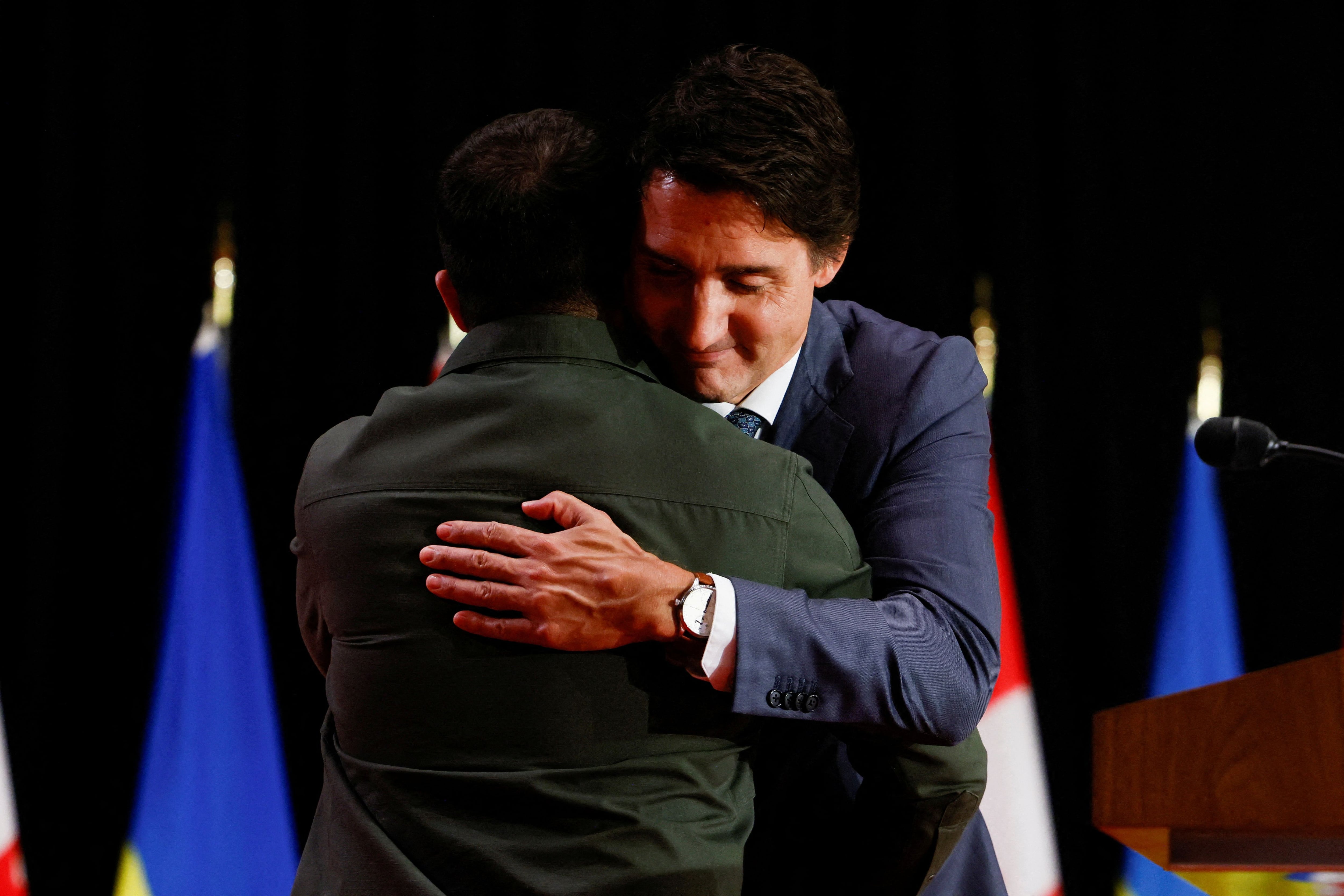El presidente de Ucrania, Volodimir Zelensky, abraza al primer ministro canadiense, Justin Trudeau, mientras asisten a una rueda de prensa conjunta, en Ottawa, Ontario, Canadá, el 22 de septiembre de 2023. REUTERS/Blair Gable 