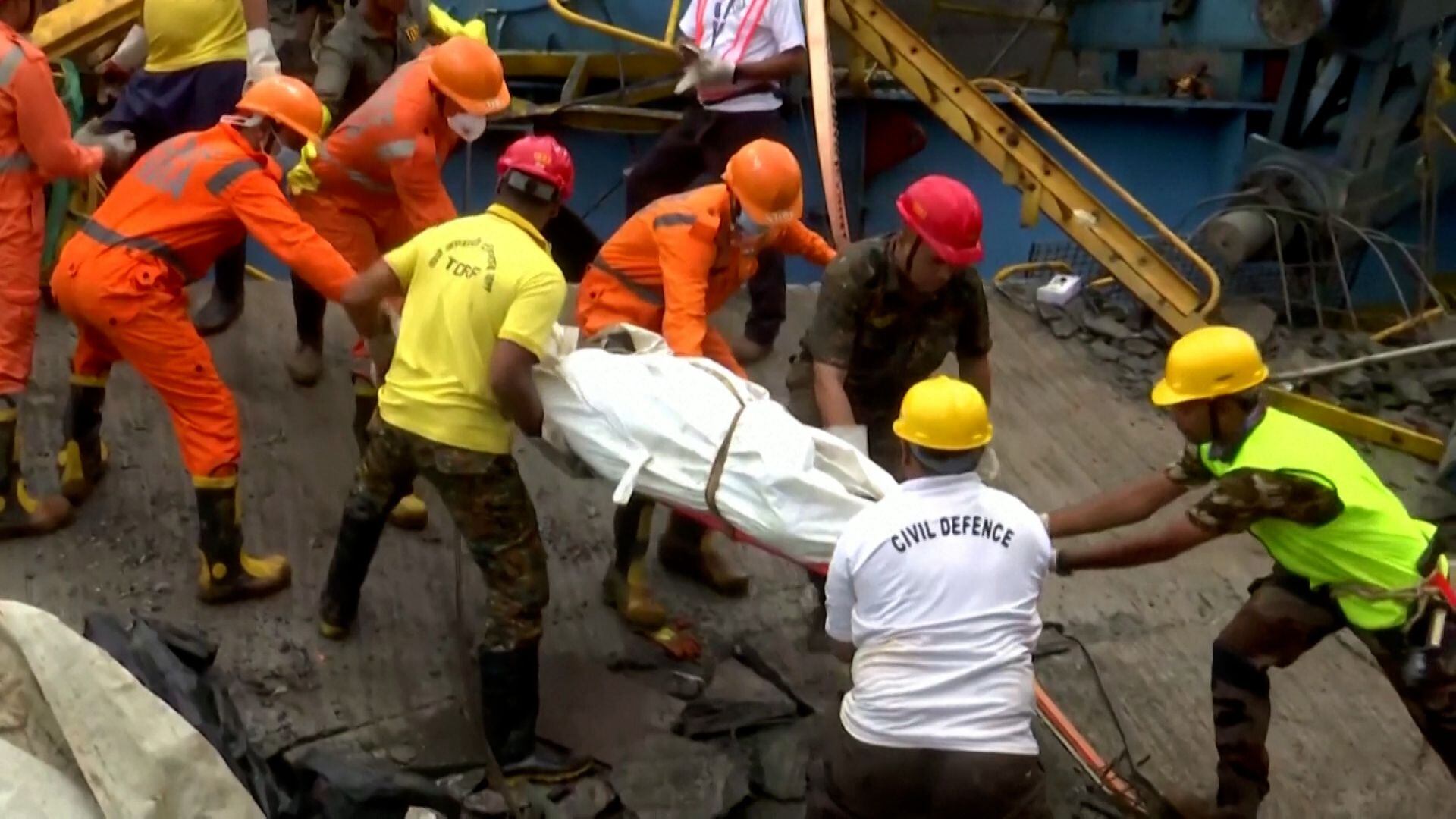 Tres trabajadores afectados fueron trasladados al hospital (Reuters/Captura de pantalla)