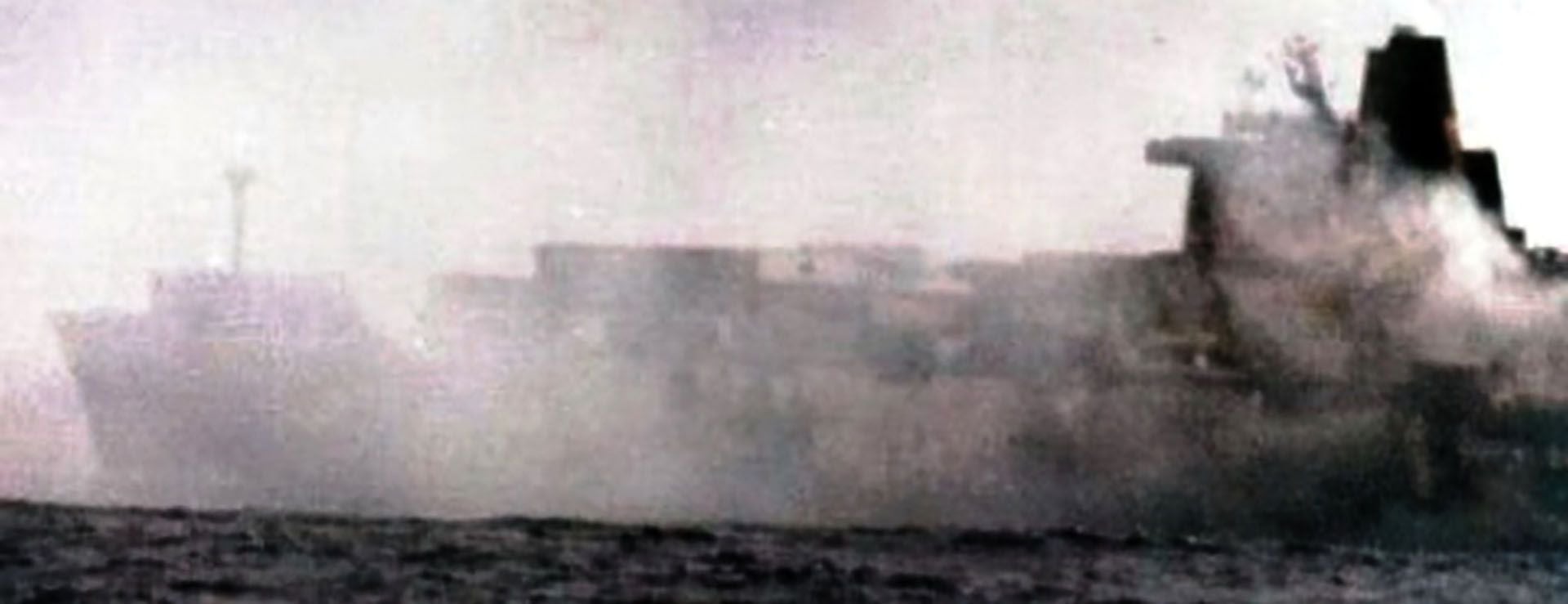 Atlantic Conveyor instantes después del ataque