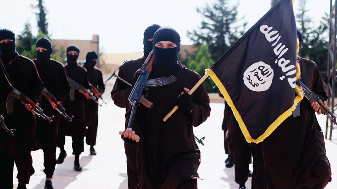 Miembros del Estado Islámico sostienen la bandera de ISIS 