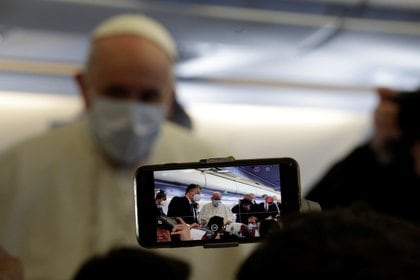 El papa Francisco en pleno vuelo (Andrew Medichini/Pool via REUTERS)