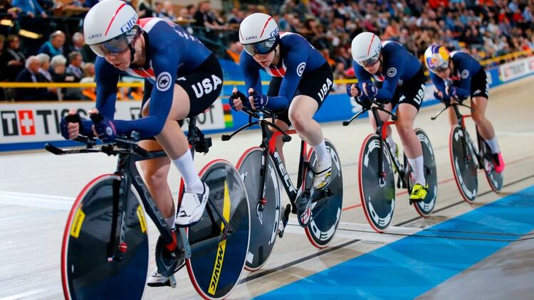 Kelly Catlin, segunda desde la izquierda, con Jennifer Valente, Chloe Dygert y Kimberly Geist, durante la final de la persecución por equipos femeninos en los campeonatos mundiales en marzo de 2018. El equipo de los Estados Unidos ganó la medalla de oro. (Foto: Peter Dejong / Associated Press)