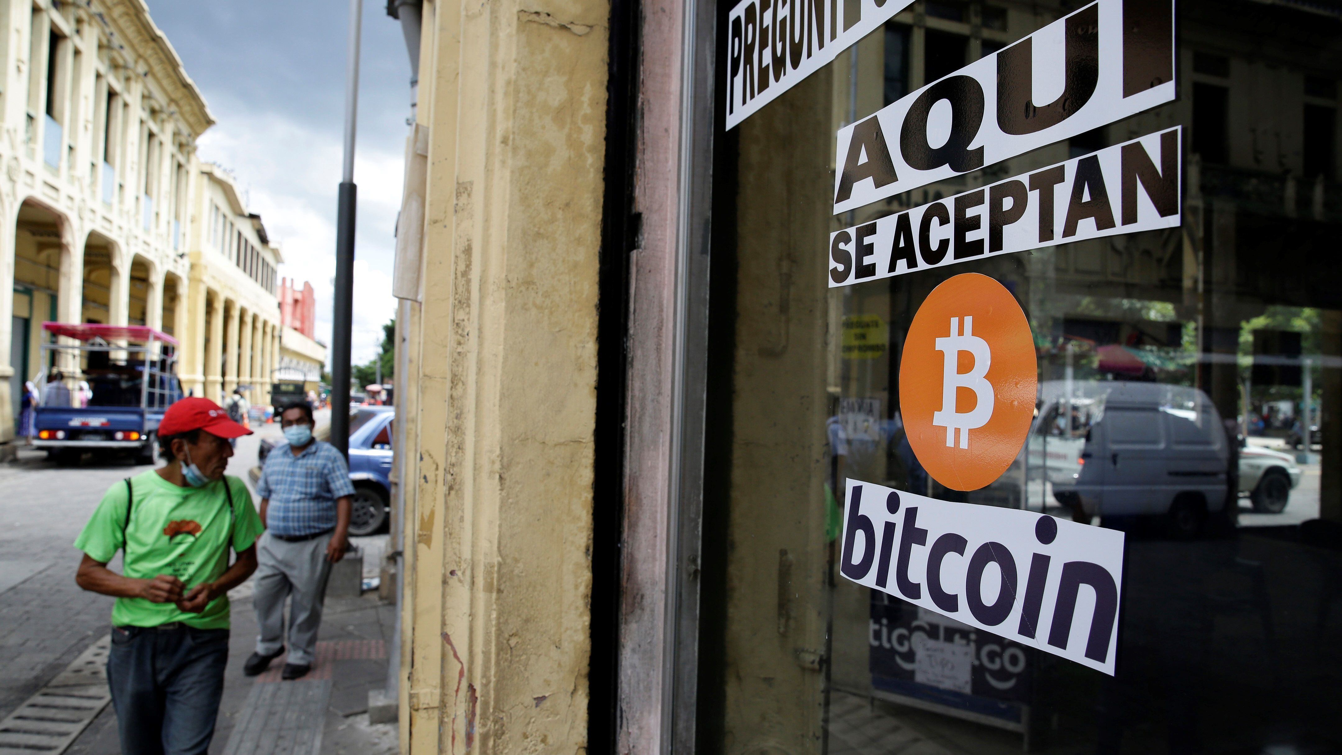 The Salvadoran authorities approved a law on bitcoin, which made it the first country in the world to accept that cryptocurrency as legal tender (Photo: EFE / Rodrigo Sura)
