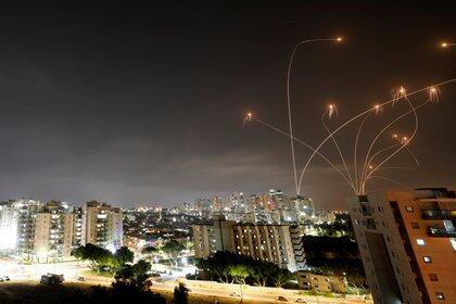 Rayos de luz se ven cuando el sistema antimisiles Cúpula de Hierro de Israel intercepta cohetes lanzados desde la Franja de Gaza hacia Israel, como se ve desde Ashkelon, Israel, el 10 de mayo de 2021. REUTERS/Amir Cohen