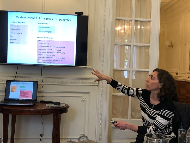 La doctora Jimena Vicens, epidemióloga, co-autora del Estudio IMPACT, muestra los resultados a periodistas