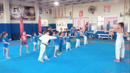 Micaela Perreño con sus alumnos en la escuela de karate de Boca