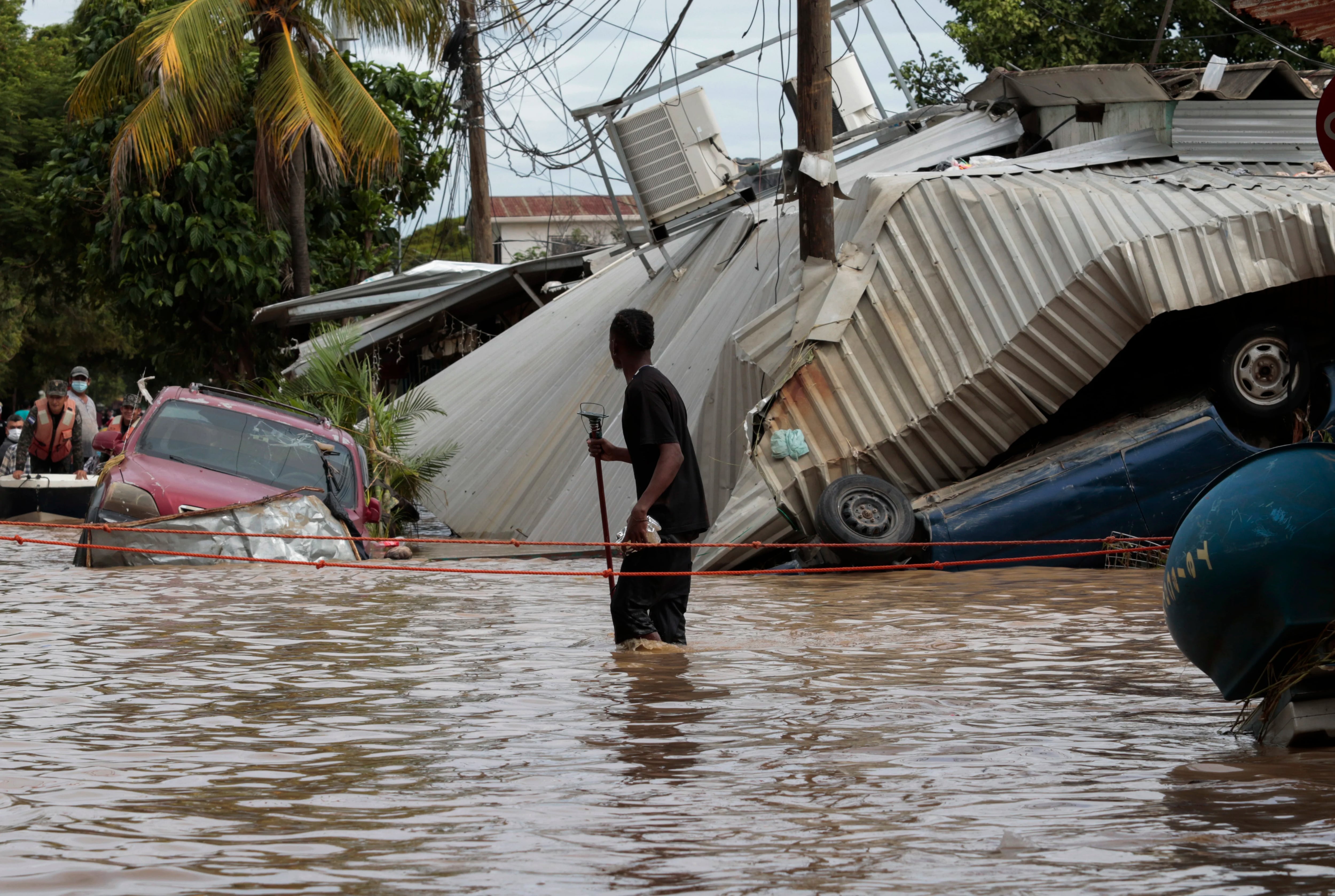 Las inundaciones causadas por el huracán Eta en Planeta, Honduras. Las tormentas tropicales son cada año más devastadoras debido al cambio climático. (AP /Delmer Martinez)
