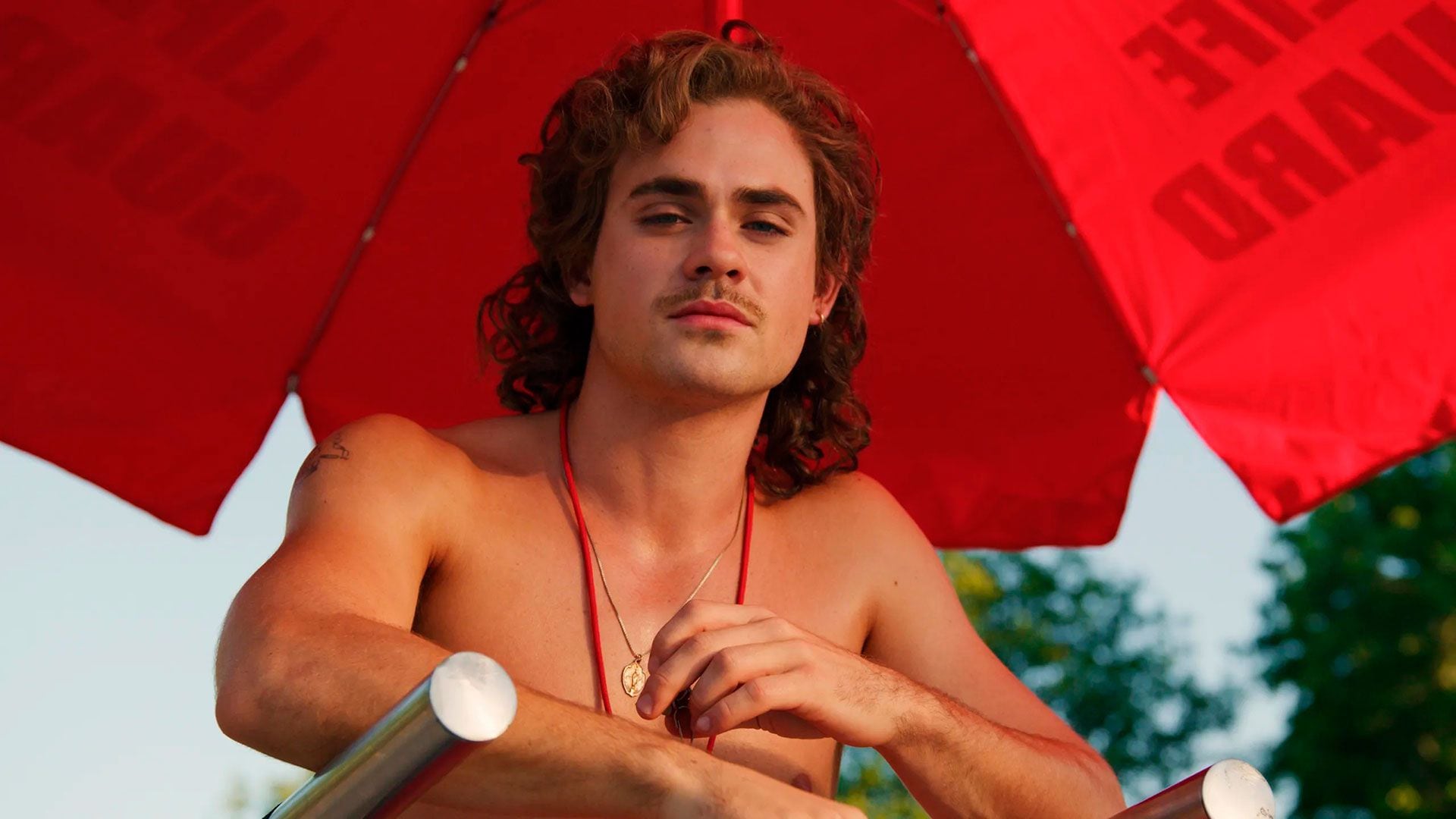 The traumatic childhood of Dacre Montgomery, the heartthrob of Stranger Things