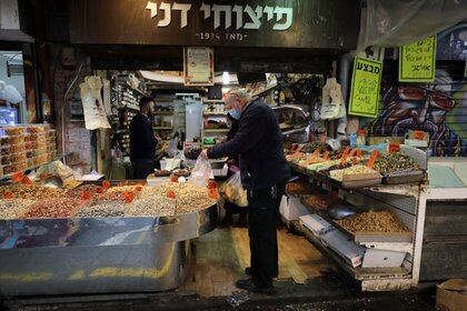 Negocios no esenciales reabrirán en Israel a partir del próximo domingo (REUTERS/Ammar Awad)