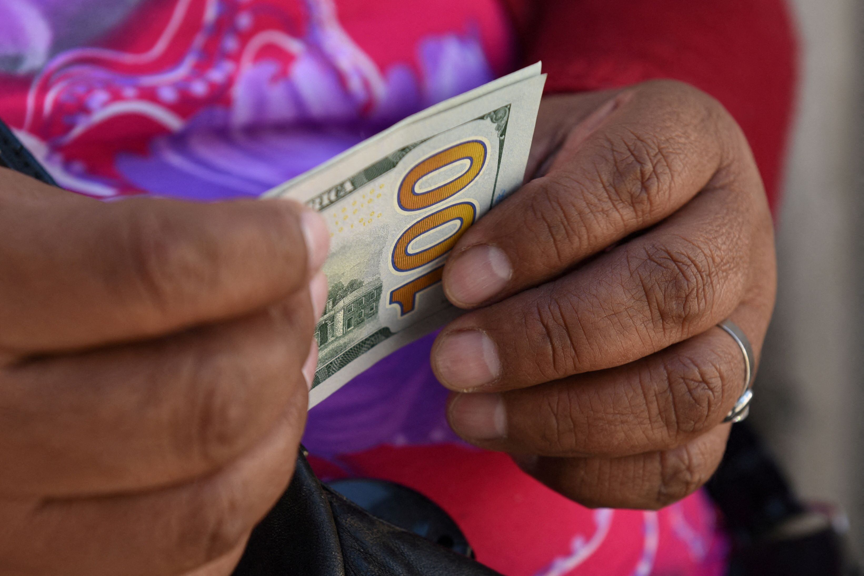 Los ahorristas se refugian en el dólar ante la incertidumbre política y económica.