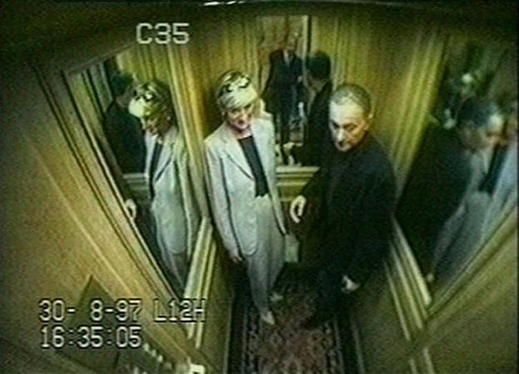 30 Agosto 1997, 16:35: las cámaras de seguridad del Ritz registran a Diana y Dodi Al-Fayed en el ascensor del lujoso hotel