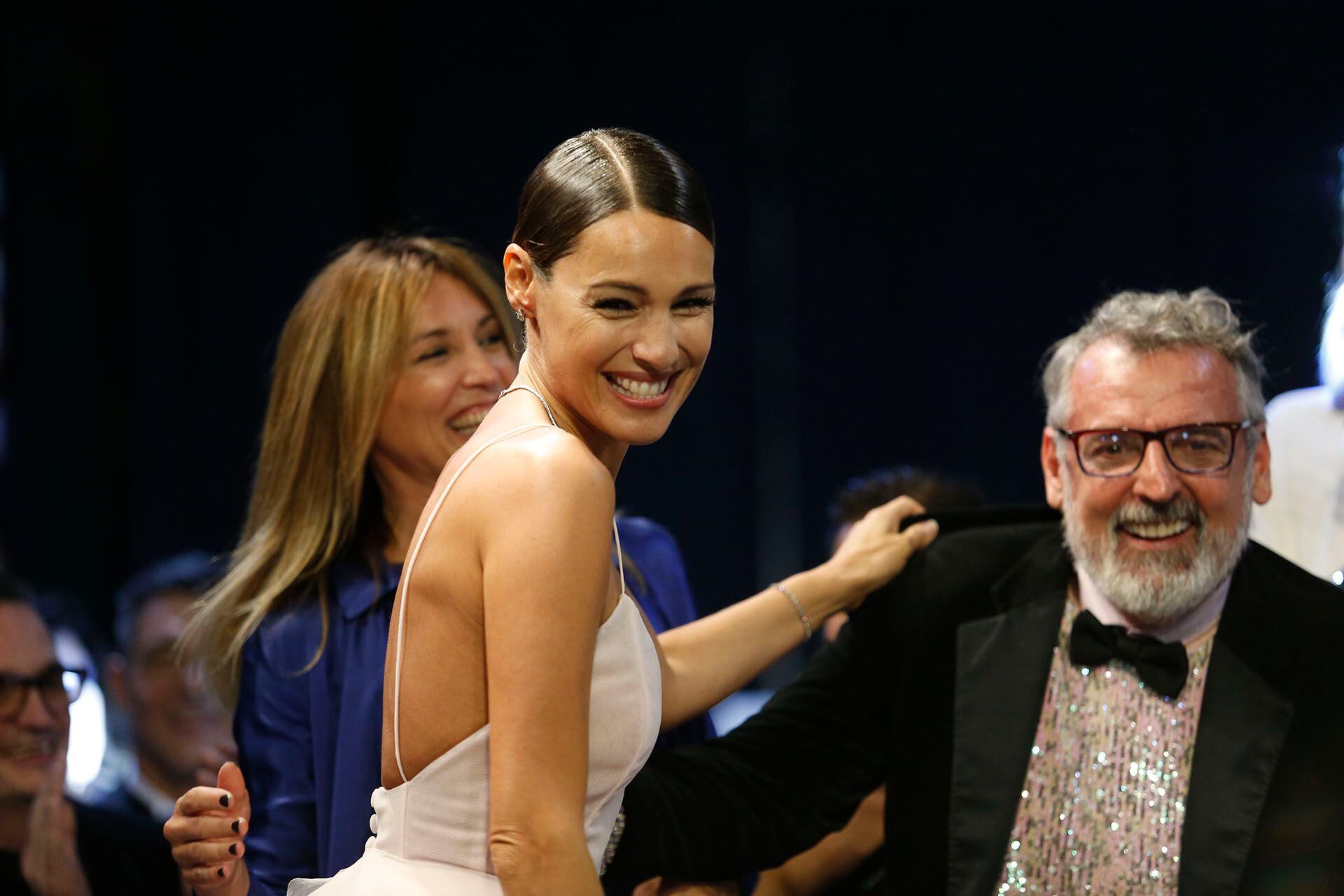 Más risas y encuentros entre Benito y Pampita. "Lo importante es las cosas que uno sueña, que tarde o temprano, si uno las sueña con muchas ganas, se hacen realidad", había dicho la jurado del Bailando sobre el escenario y el diseñador le dijo "es totalmente así ¿siempre hay que soñar!"
