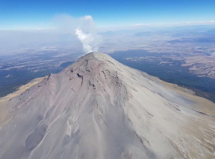 Fotografía del Popocatépetl tomada por el subdirector de riesgos volcánicos del Cenapred, Ramón Espinasa Pereña, en un sobrevuelo realizado junto con la Policía Federal el 15 de marzo del 2019