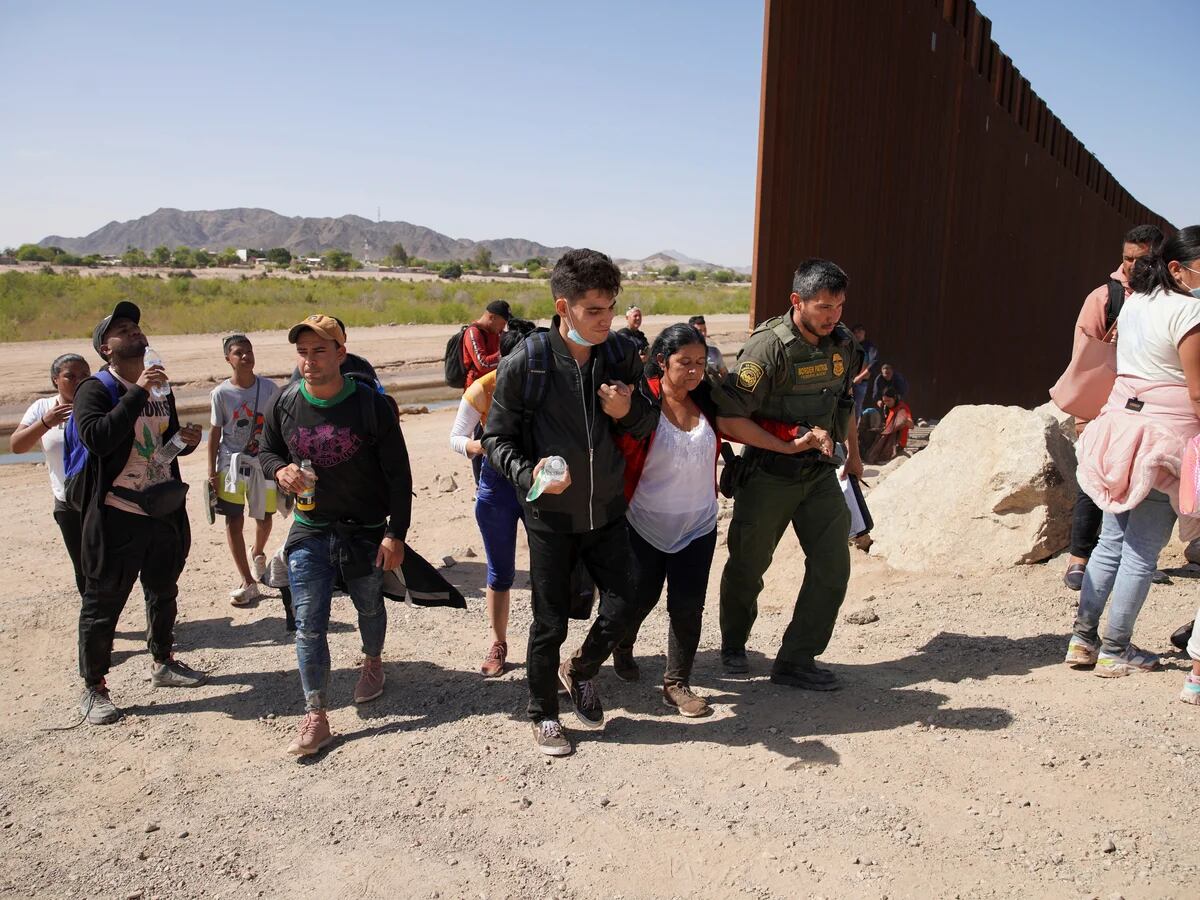 Más de 8 mil peruanos fueron detenidos en la frontera de México con Estados  Unidos: casi el triple desde 2021 - Infobae