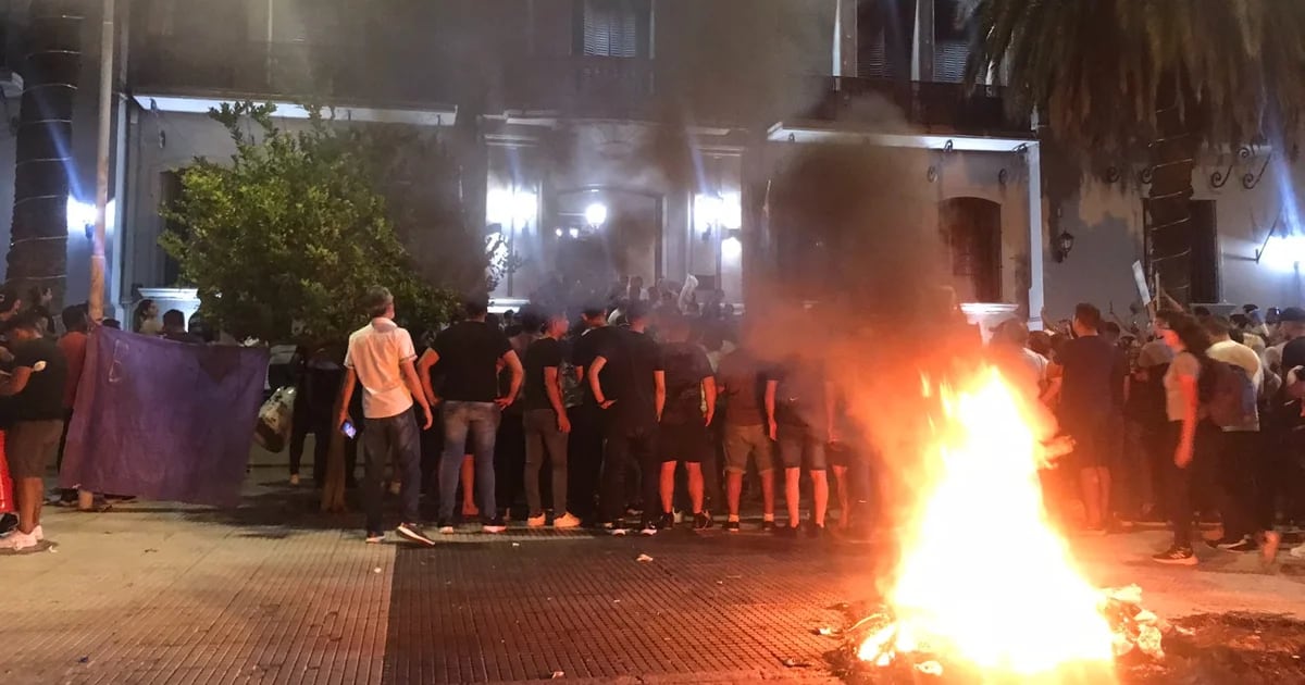En medio del conflicto policial, el Gobierno de La Rioja dijo haber llegado  a un acuerdo pero la protesta continuó - Infobae