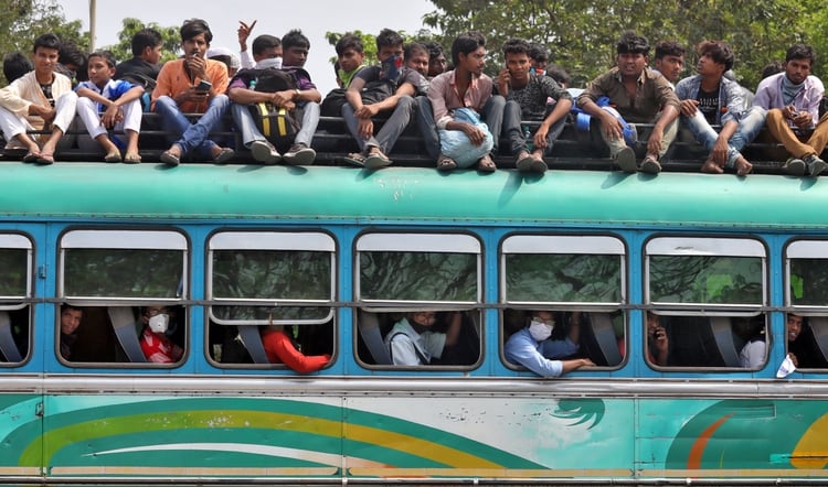 Un autobús colapsado de personas tratando de regresar a sus ciudades, antes del inicio del bloqueo en fronteras locales en Kolkata, India (Reuters)