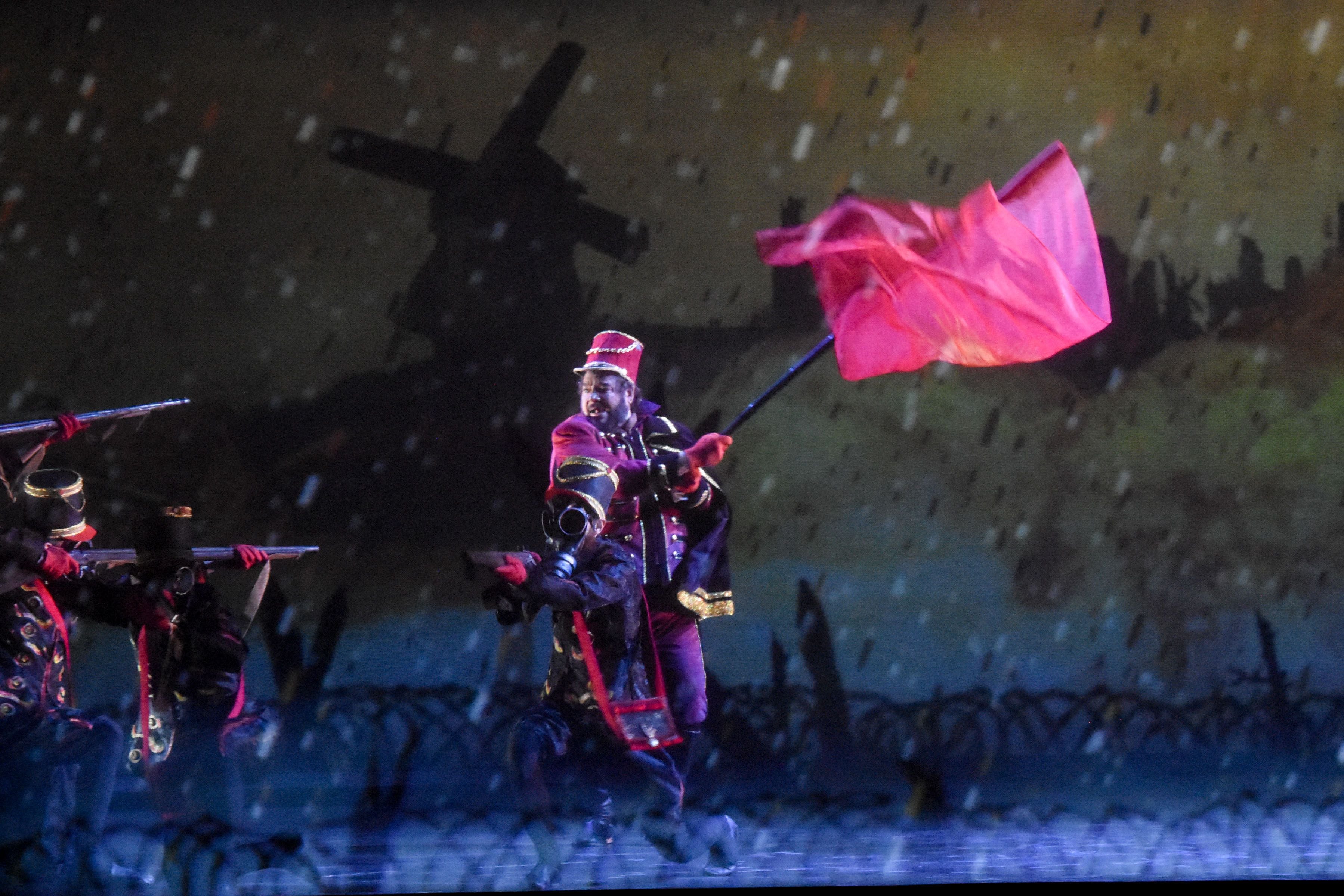 Un momento de la batalla inicial, mientras la orquesta ejecuta la obertura de la ópera