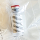 FOTO DE ARCHIVO: Se muestra una ampolla del medicamento contra el ébola Remdesivir durante una conferencia de prensa en el Hospital Universitario Eppendorf (UKE) en Hamburgo, Alemania, el 8 de abril de 2020, mientras continúa la propagación de la enfermedad por coronavirus (COVID-19).  Ulrich Perrey / Foto de archivo