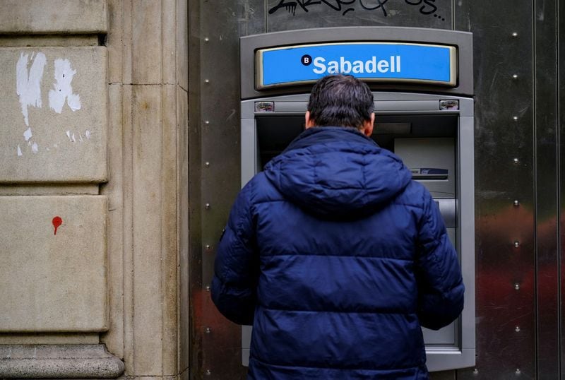 Un hombre utiliza un cajero automático en una sucursal del banco Sabadell, en Barcelona (REUTERS/Nacho Doce)