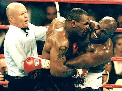 El 28 de junio de 1997, Mike Tyson le arrancó de un bocado parte de la oreja derecha a Evander Holyfield.

