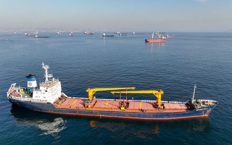 Buques comerciales, incluidos buques que forman parte del acuerdo sobre el grano del mar Negro, esperan para pasar el estrecho del Bósforo (REUTERS/Mehmet Emin Calsikan)