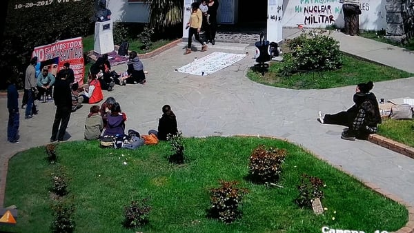 Manifestantes frente a la municipalidad de El Bolsón. Aquí todavía se ve el busto de San Martín en su pedestal. Horas después, sería vandalizado