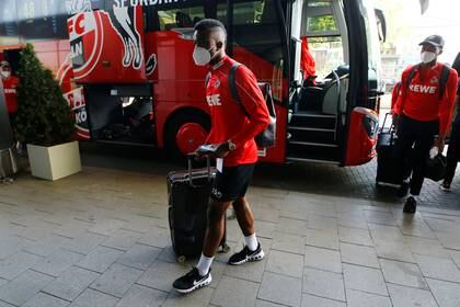 Imagenes de la nueva era bajo pandemia: así arribó el plantel del 1. FC Köln a su concentración en medio del reinicio de la Bundesliga (Foto: Reuters)