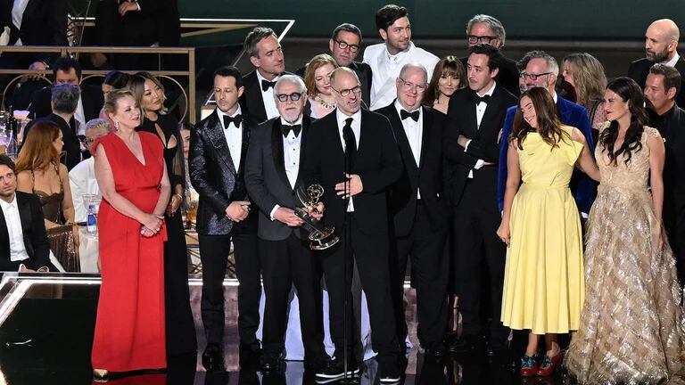 El guionista y director británico Jesse Armstrong acepta el premio a mejor serie dramática por "Succession" de HBO 