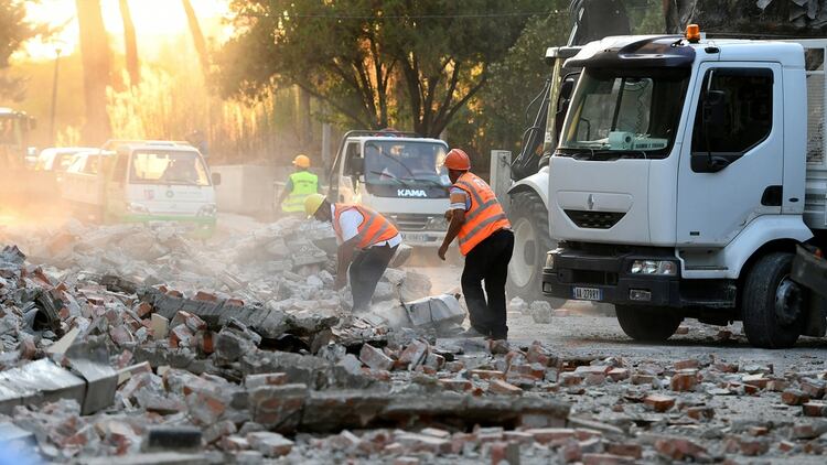 Trabajadores de emergencia despuÃ©s del terremoto en Albania. (Photo by Gent SHKULLAKU / AFP)