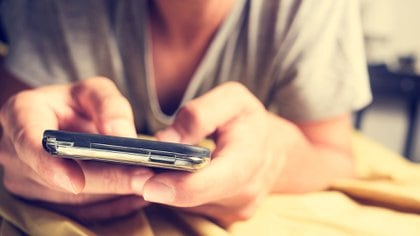 La adicción a los teléfonos inteligentes prevalece entre adolescentes y adultos (Shutterstock)