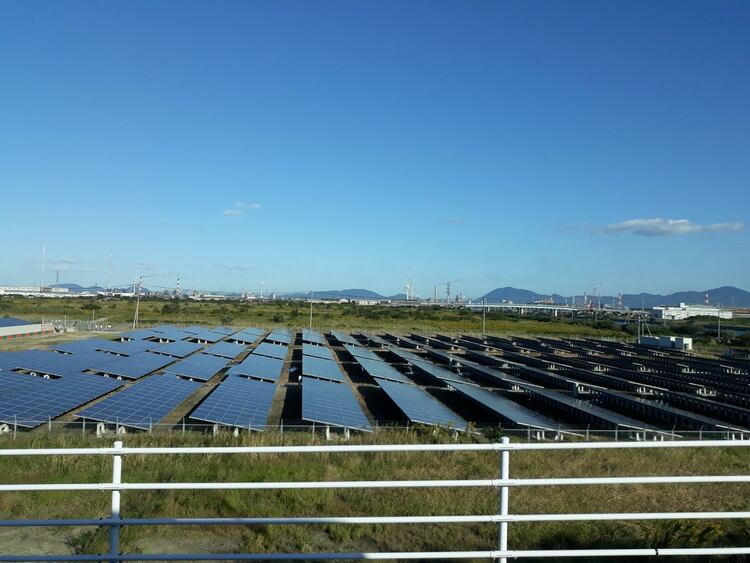 Así luce la planta solar financiada por los habitantes de Kitakyushu (Cynthia Talavera/Infobae)