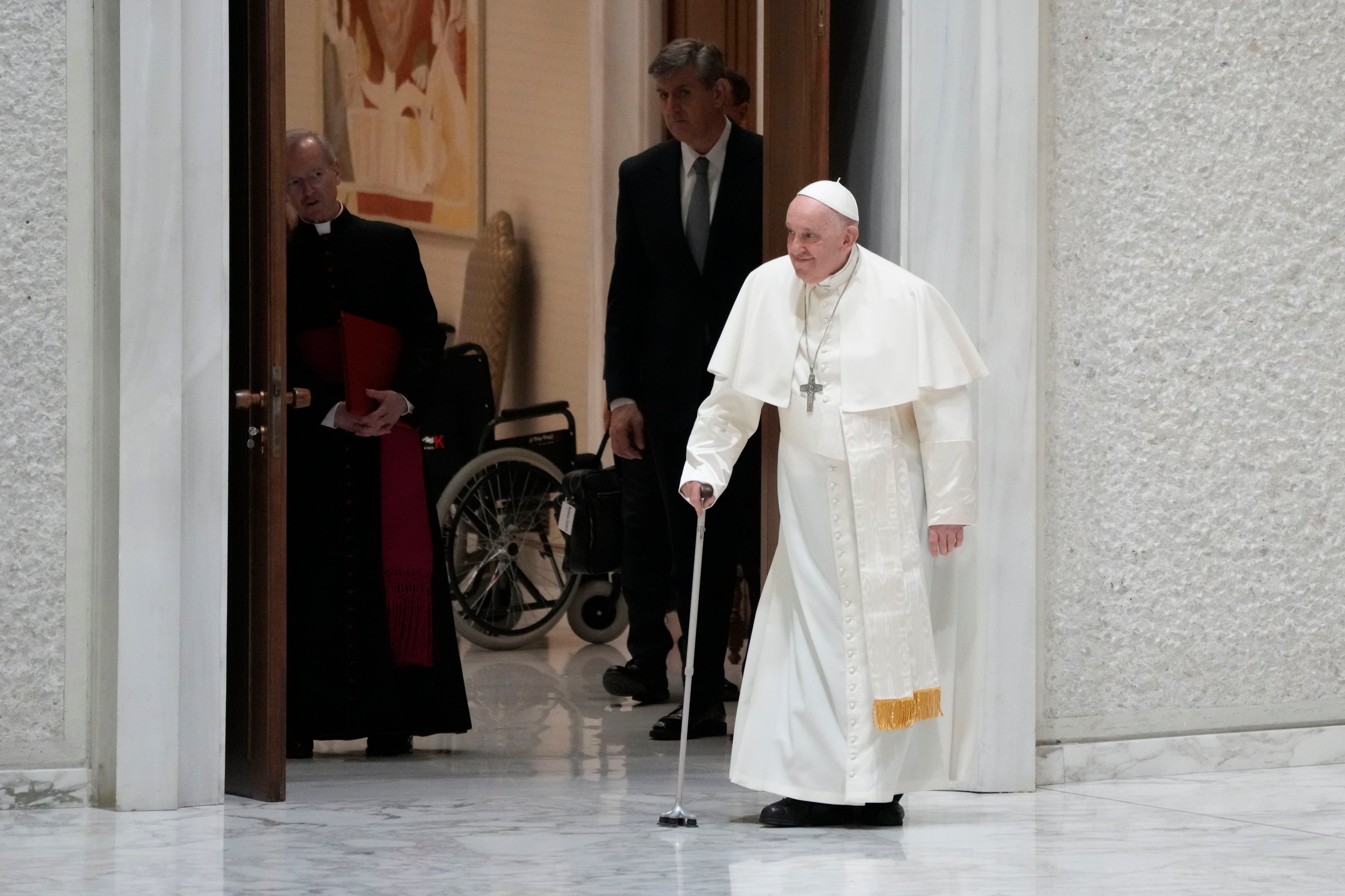 El papa Francisco arriba a una audiencia con peregrinos de la diócesis de Rho en el Aula Pablo VI, Vaticano, el sábado 25 de marzo de 2023. (AP Foto/Alessandra Tarantino)