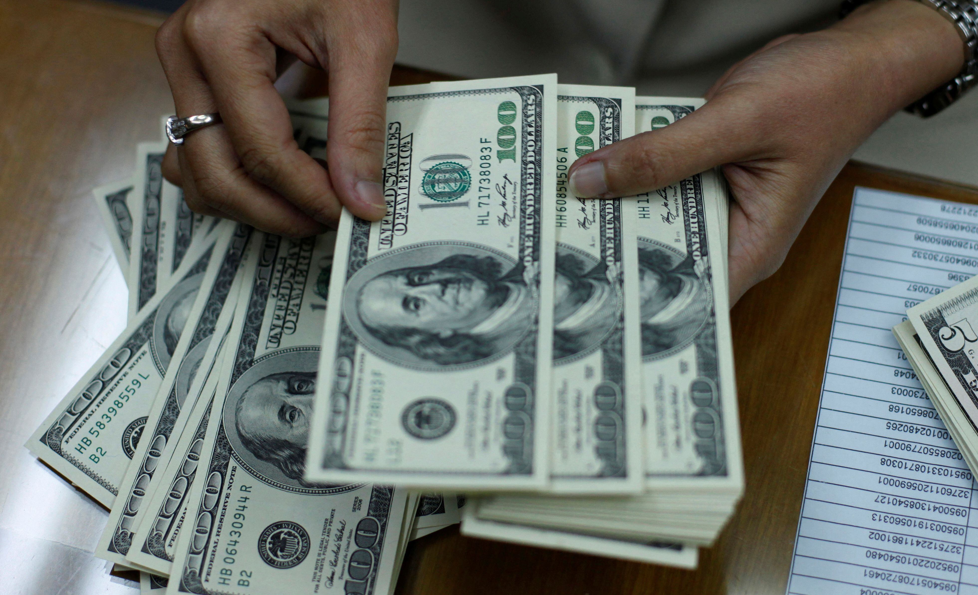 El dólar libre perdió 10 pesos y cerró a 910 pesos. REUTERS/Beawiharta/File Photo