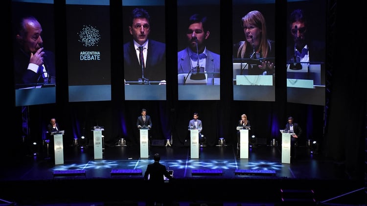 Los cinco candidatos que debatieron en 2015. Daniel Scioli dejó el atril vacío (Nicolas Stulberg)