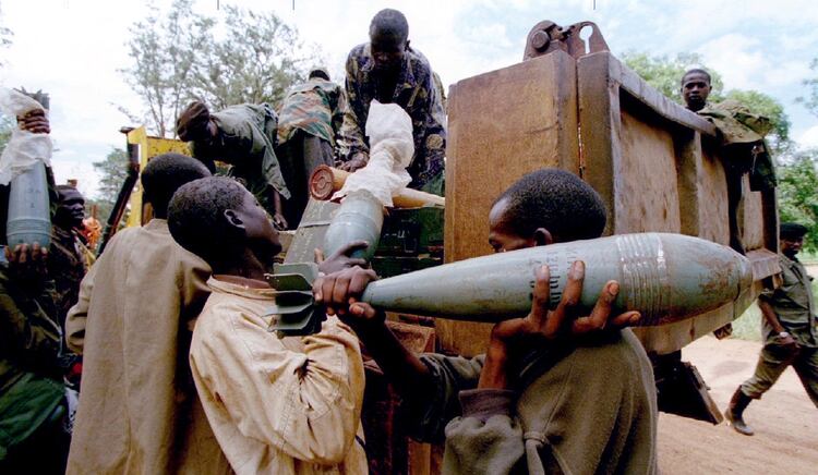 En plena guerra civil, combatientes rebeldes cargan morteros y municiones en un camión (Reuters)