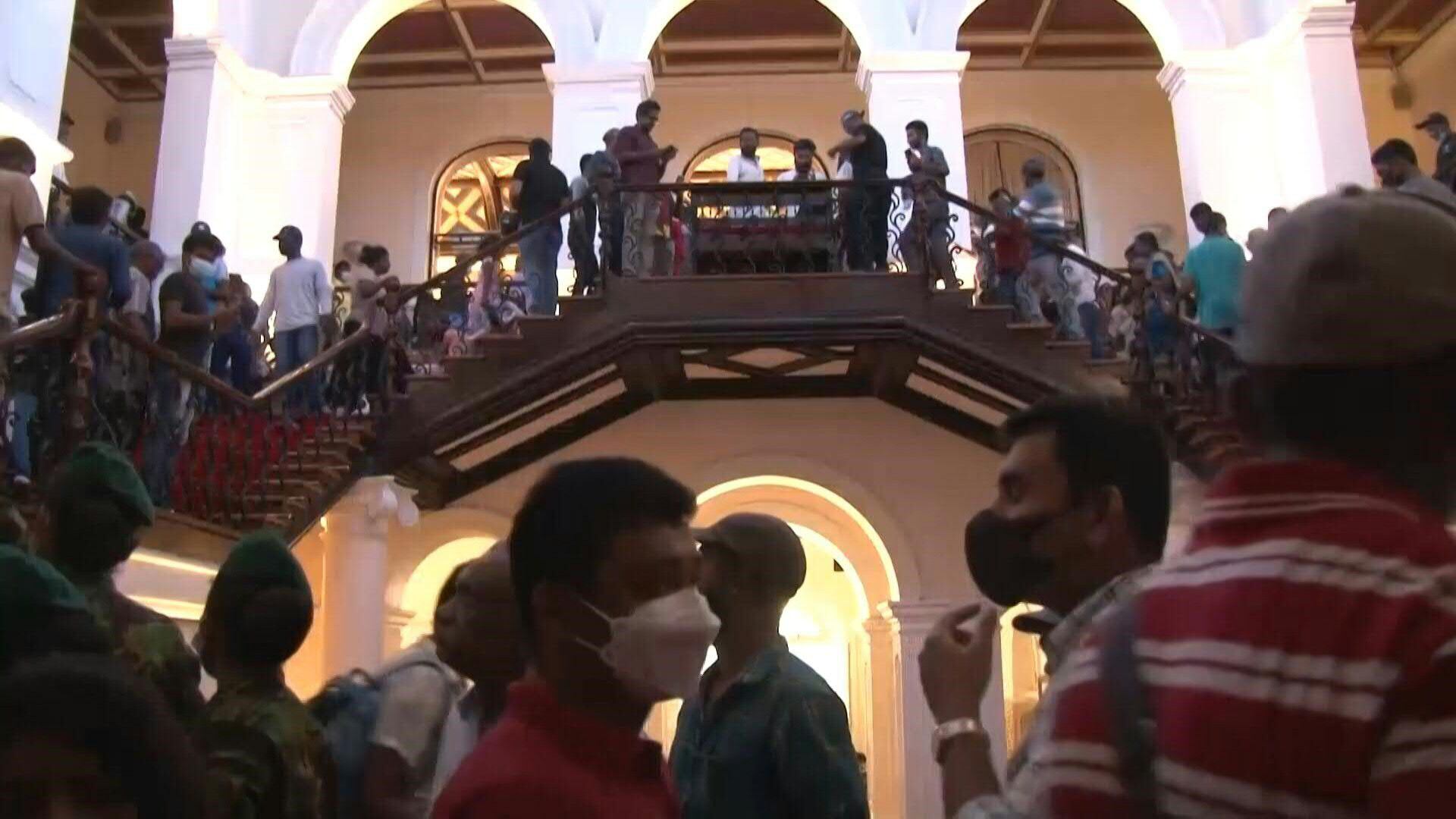 Manifestantes en la toma del palacio presidencial en Colombo, capital de Sri Lanka, a mediados del año pasado. El país no logró aún salir del default, por la resistencia de China a aceptar recorte de sus acreencias