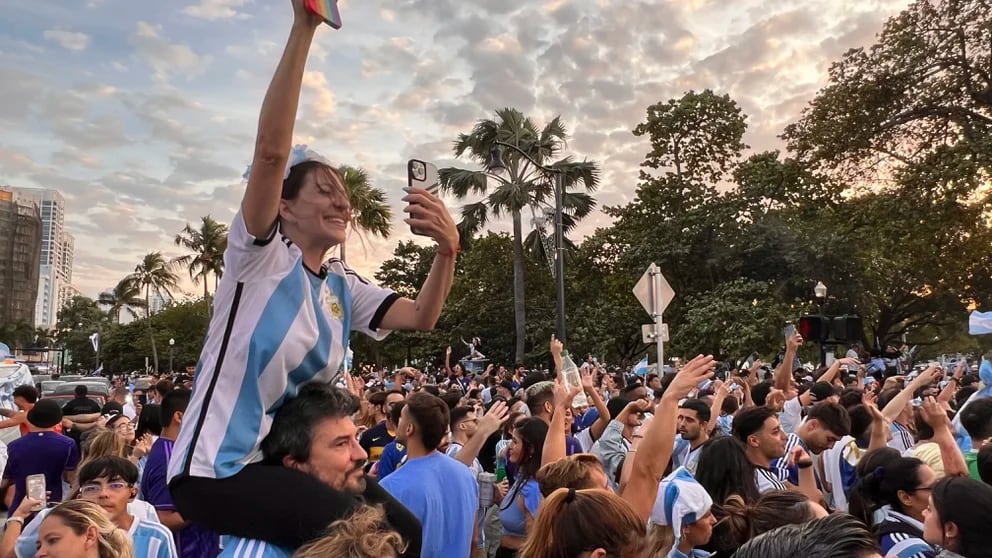 Total madness in Miami Beach: Argentines flooded the streets to celebrate their team and Lionel Messi