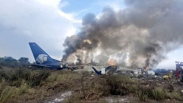 Los pasajeros evacuaron el avión antes del incendio (EFE)