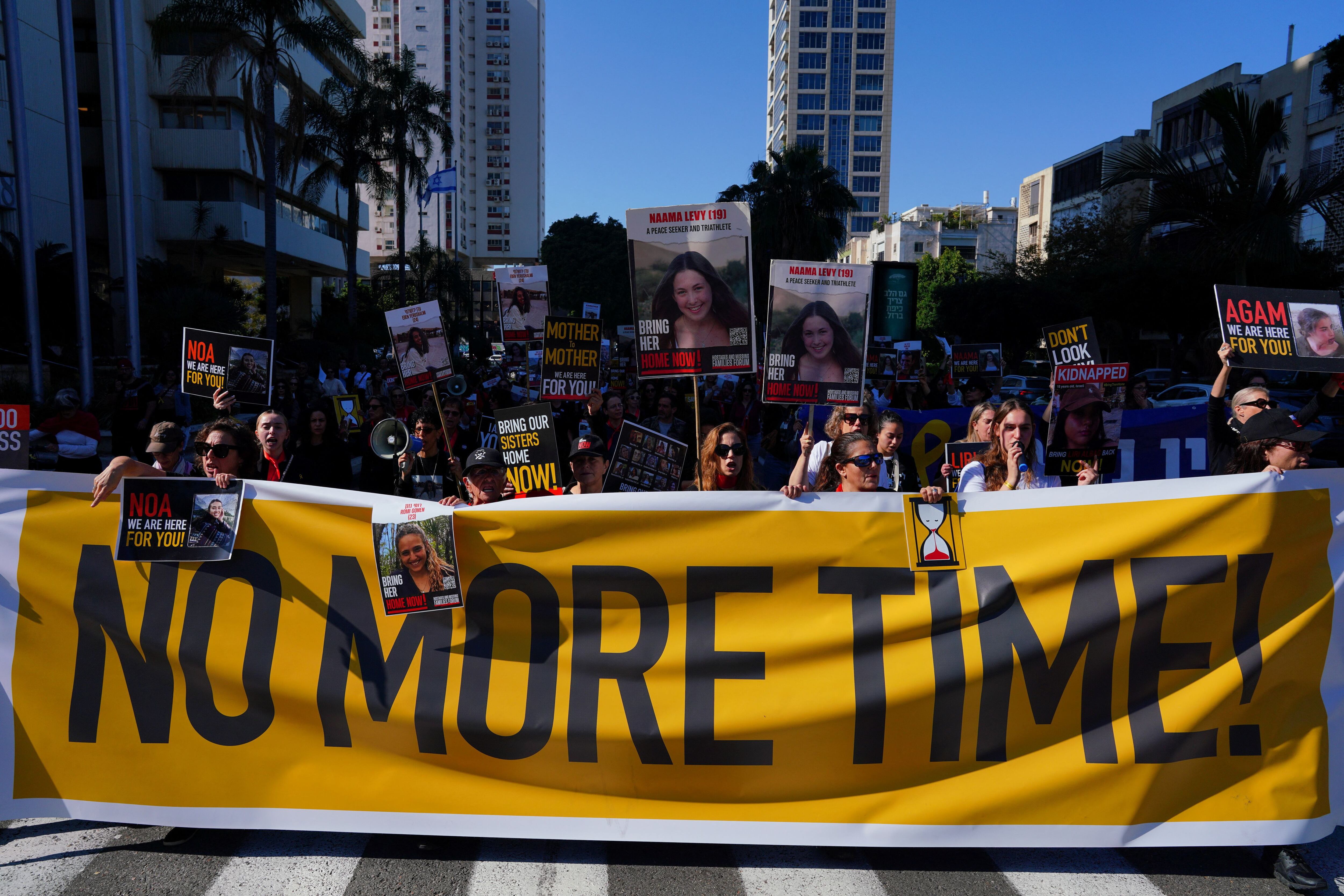 Unas 200 mujeres, entre ellas actrices, músicas y personalidades influyentes de las redes sociales israelíes, marcharon este viernes en Tel Aviv para presionar por la liberación de los rehenes cautivos en Gaza. Tel Aviv, Israel, 19 de enero de 2024. REUTERS/Alexandre Meneghini