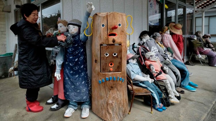La artista Tsukimi Ayano comenzó el proyecto hace 16 años, y hoy enseña a otros a hacer muñecos (AFP)