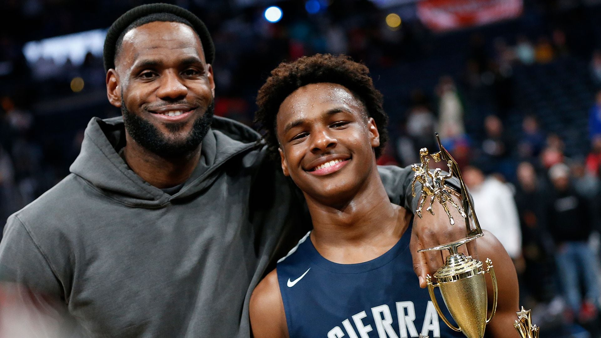 LeBron James, estrella de la NBA, junto a su hijo Bronny (AP)