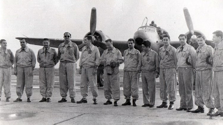 El brigadier Ernesto Crespo (quinto desde la derecha) cuando era un joven piloto de los caza Calquin en su Mendoza natal. Entonces no intuía el desafío que enfrentaría muchos años después al mando del comando de la Fuerza Aérea Sur durante el conflicto de Malvinas.