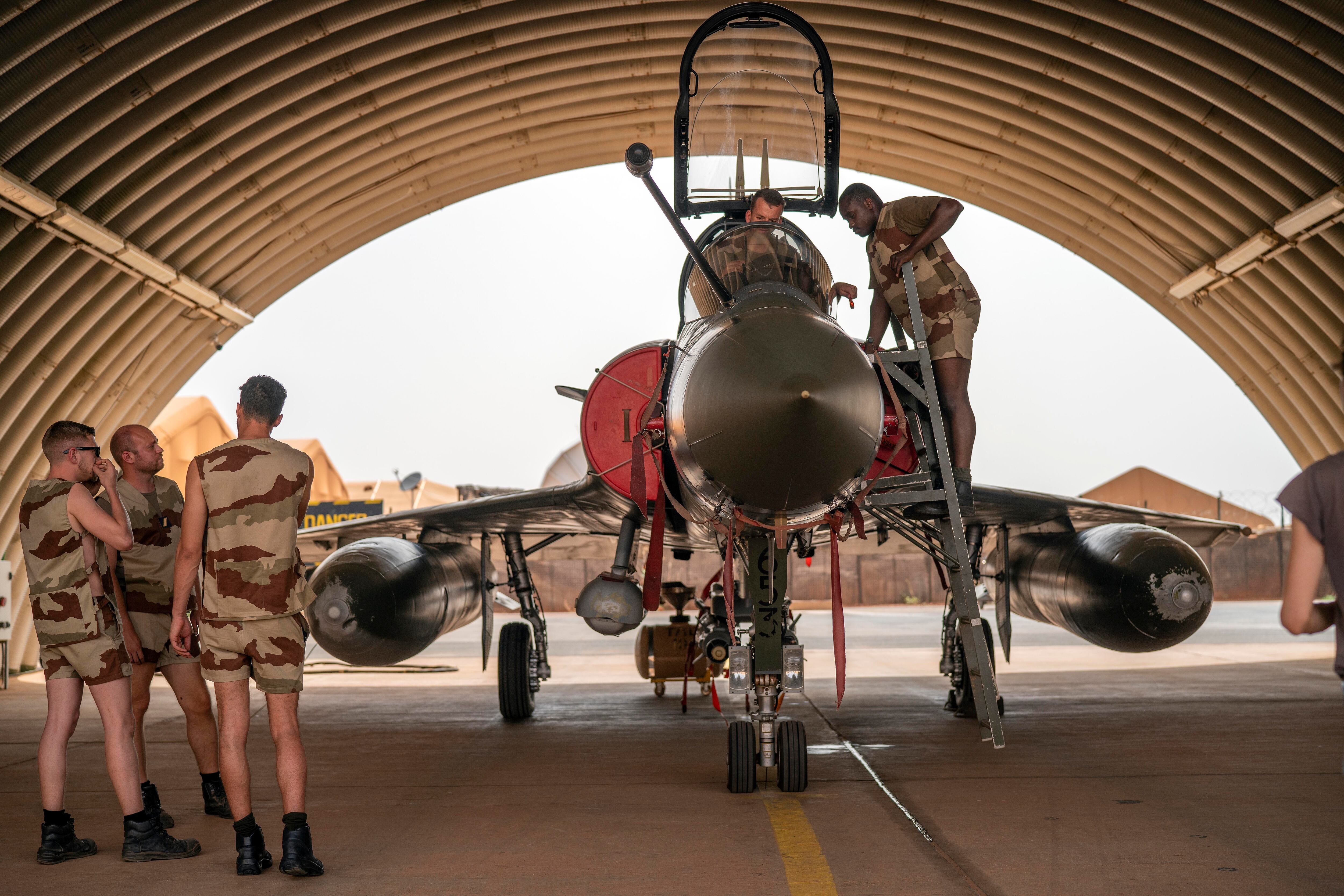 Mecánicos de la Fuerza Aérea francesa de Barkhane realizan tareas de mantenimiento en un Mirage 2000 en la base de Niamey, Níger. (AP Photo/Jerome Delay)